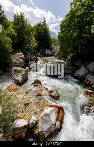 Valbona Valbona Fluß im schönen Tal in den Dinarischen Alpen in Albanien Stockfoto