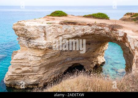 Torre Sant Andrea Strand mit seiner weichen kalkhaltigen Felsen und Klippen, Meer, kleine Buchten und der zerklüfteten Küste Landschaft. Kristallklares Wasser Gestaltung Stockfoto