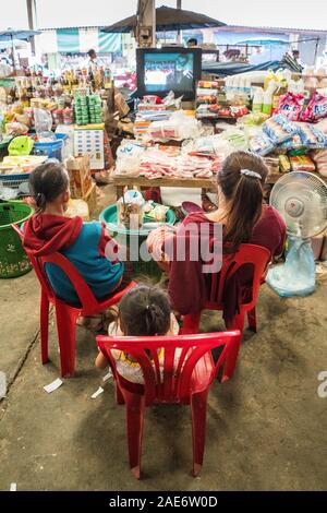 Die Menschen auf der Suche nach tv auf dem Markt, Pakse, Laos, Asien Stockfoto