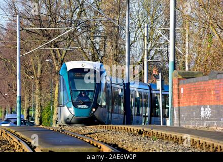 Nottingham Straßenbahn nähert sich dem Wilkinson Street Haltestelle Nottingham, England, Großbritannien Stockfoto