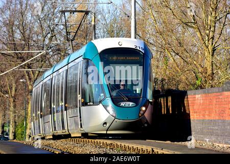 Nottingham Straßenbahn nähert sich dem Wilkinson Street Haltestelle Nottingham, England, Großbritannien Stockfoto