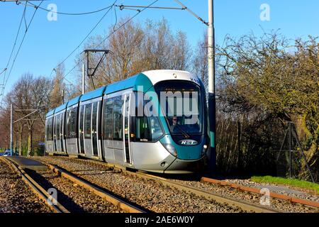 Nottingham Straßenbahn nähert sich dem Wilkinson Street Haltestelle Nottingham, England, Großbritannien Stockfoto