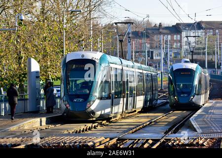 Zwei Nottingham strassenbahnen an der Straßenbahnhaltestelle Wilkinson Street, Nottingham, England, Großbritannien Stockfoto