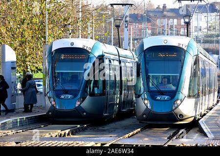 Zwei Nottingham strassenbahnen an der Straßenbahnhaltestelle Wilkinson Street, Nottingham, England, Großbritannien Stockfoto