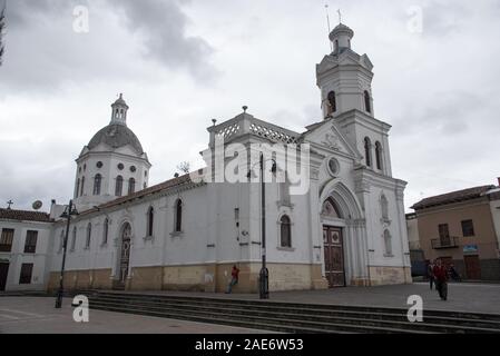 Gebaut aus dem 16. Jahrhundert San Sebastian Kirche von Cuenca ist ein eindrucksvolles weißes Gebäude - Stockfoto