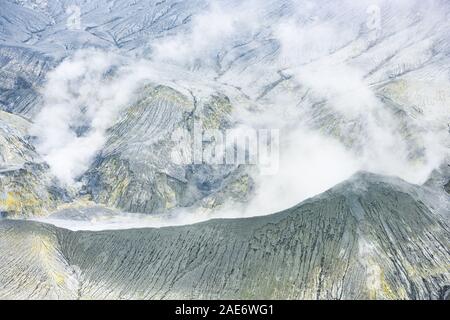 (Selektive Fokus) Nahaufnahme des Tangkuban perahu Vulkan mit Wolken von Gasen aus dem Krater. Stockfoto