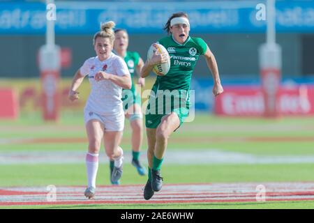 Dubai, VAE. 7 Dez, 2019. Hannah Tyrrell von Irland läuft mit dem Ball im Spiel zwischen England und Irland Frauen während der Tag 3 der Emirates Airline Dubai Rugby Sevens auf die Sevens Stadion, Dubai, UAE am 7. Dezember 2019. Foto von Grant Winter. Credit: UK Sport Pics Ltd/Alamy leben Nachrichten Stockfoto