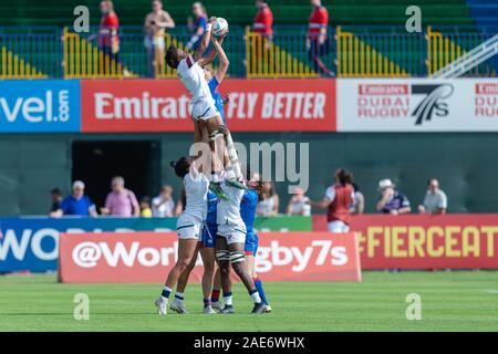 Dubai, VAE. 7 Dez, 2019. Aktion aus dem Cup Viertelfinale Übereinstimmung zwischen den USA und Russland Frauen während der Tag 3 der Emirates Airline Dubai Rugby Sevens auf die Sevens Stadion, Dubai, UAE am 7. Dezember 2019. Foto von Grant Winter. Credit: UK Sport Pics Ltd/Alamy leben Nachrichten Stockfoto