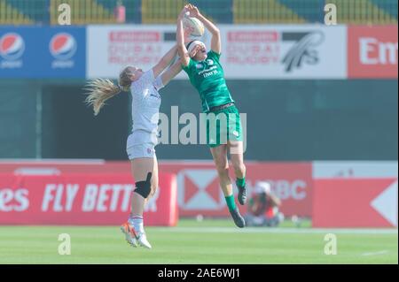 Dubai, VAE. 7 Dez, 2019. Aktion zwischen England Frauen (in weiß) und Irland Frauen (grün) während der Tag 3 der Emirates Airline Dubai Rugby Sevens auf die Sevens Stadion, Dubai, UAE am 7. Dezember 2019. Foto von Grant Winter. Credit: UK Sport Pics Ltd/Alamy leben Nachrichten Stockfoto