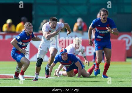 Dubai, VAE. 7 Dez, 2019. Wird Muir von England jagt seinen Kick im Cup Viertelfinale Spiel zwischen England und Frankreich in Tag 3 des Emirates Airline Dubai Rugby Sevens auf die Sevens Stadion, Dubai, UAE am 7. Dezember 2019. Foto von Grant Winter. Credit: UK Sport Pics Ltd/Alamy leben Nachrichten Stockfoto