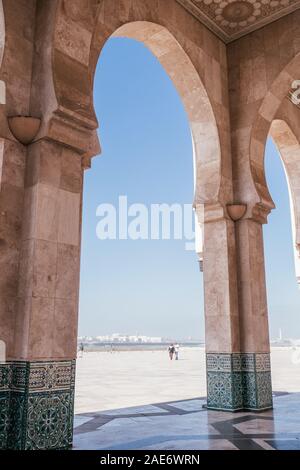 Einzelheiten über die schöne Architektur der Moschee Hassan II in Casablanca, Marokko auf einem sonnigen Morgen Stockfoto