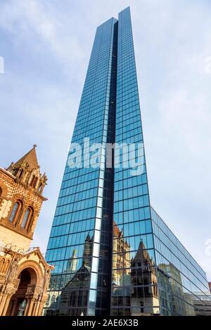 Bostonian Wahrzeichen: das John Hancock Tower, die Trinity Church im Copley Square, Viertel Back Bay, Boston, Massachusetts, New England, USA Stockfoto