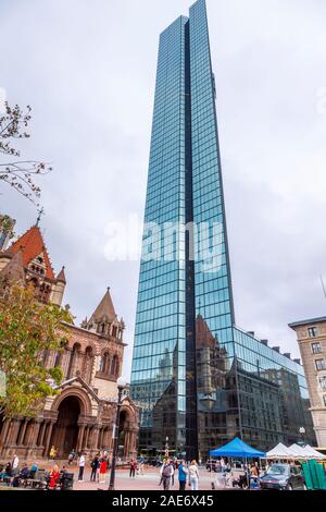 Bostonian Wahrzeichen: das John Hancock Tower, die Trinity Church im Copley Square, Viertel Back Bay, Boston, Massachusetts, New England, USA Stockfoto