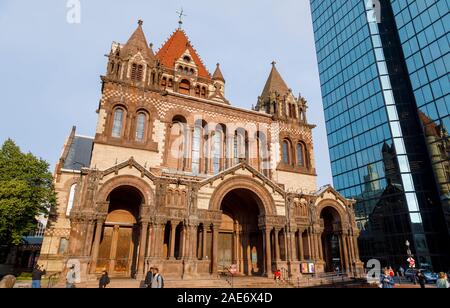 Neue mit alten gegenübergestellt: Trinity Church im Copley Square und das John Hancock Building in Boston, Massachusetts, New England, USA Stockfoto