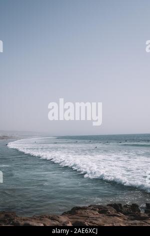Küste von Taghazout in Marokko an einem sonnigen Tag Stockfoto