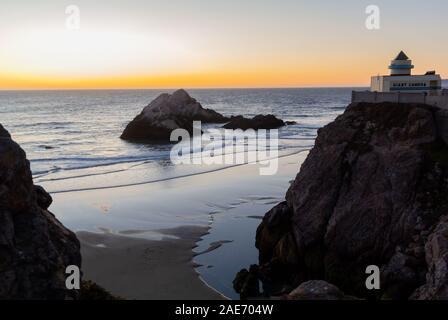 San Francisco / Vereinigte Staaten von Amerika, USA - 30. September 2019: die Silhouetten der Riffe in Ocean Beach während der Dämmerung Stockfoto