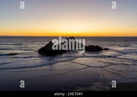 San Francisco / Vereinigte Staaten von Amerika, USA - 30. September 2019: die Silhouetten der Riffe in Ocean Beach während der Dämmerung Stockfoto
