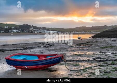 Appledore, North Devon, England. Donnerstag, 7. Dezember 2019. UK Wetter. Die Sonne bricht durch die niedrig liegenden Cloud, Beleuchtung auf dem Fluss Torridge Mündung in Appledore, North Devon. Terry Mathews/Alamy Leben Nachrichten. Stockfoto