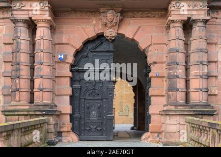 Hölzerne Tür im Tor von Schloss Johannisburg in Aschaffenburg, berühmte historische Stadt Burg aus rotem Sandstein, ausgewählte Schwerpunkte Stockfoto