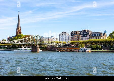 FRANKFURT, Deutschland - 15. SEPTEMBER: Die Main Waterfront in Frankfurt, Deutschland, am 15. September 2019. Foto vom Mainkai genommen mit Blick auf Eisern Stockfoto