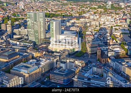 FRANKFURT, Deutschland - 17. SEPTEMBER: Blick über die Stadt und die Wolkenkratzer von Frankfurt, Deutschland Am 17. September 2019. Foto vom Main zu Stockfoto