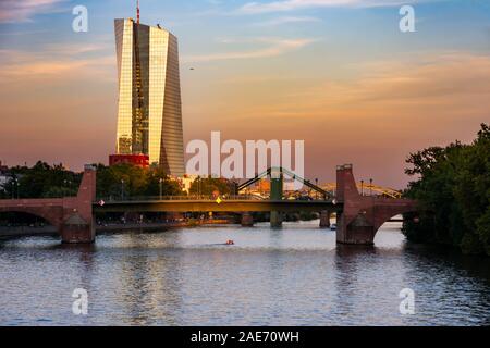 FRANKFURT, Deutschland - 15. September: Die Europäische Zentralbank eine der Main in Frankfurt am Main am 15. September 2019. Foto aus dem Schaumain genommen Stockfoto