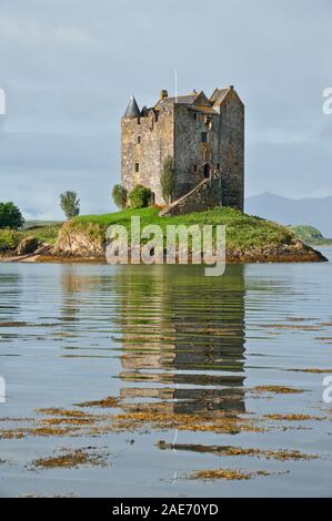 Stalker Burg auf einer kleinen Insel im Loch Laich, der Gezeiten. Ein Einlass des Loch Linnhe. West Highlands, Schottland Stockfoto