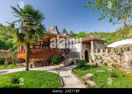 ' Tourist Complex Tee Häuser" in der Ortschaft Uch-Dere auf dem Gebiet der NÖRDLICHSTEN Tee Plantage in der Welt in Sochi, Russland. Stockfoto