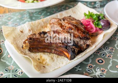 Traditionelle georgische Essen - Shish Kebab und gegrillte Rippen. Stockfoto