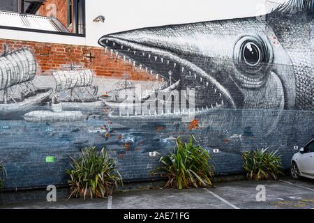 Schiffe entstehen, die von einem riesigen Fisch Mund in dieser Straße kunst Wandbild durch britische Künstler, Schleim. Vogel Street, Dunedin, Neuseeland. Stockfoto