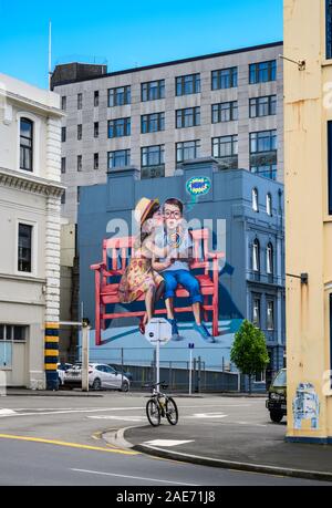 Wandbild "Liebe ist in der Luft" durch polnische Künstler, Natalia Rak, in der Bond Street, Dunedin, Neuseeland. Stockfoto