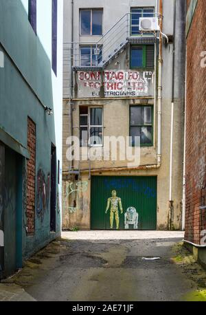 Star Wars Roboter von einem unbekannten Künstler auf einem Garagentor in Dunedin, Neuseeland. Stockfoto