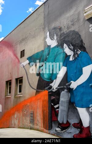 Street Art Wandbild in der Polizei, Straße, durch australische Künstlerin frei sein, Dunedin, Neuseeland. Stockfoto