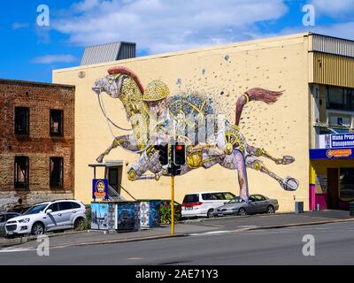 "Reiten Träume' Wandmalerei von Italienischen street artist, Pixel, Pancho, in der Princes Street, Dunedin, Neuseeland. Stockfoto