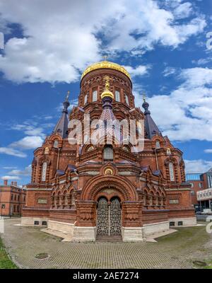 Epiphanienkirche auf der Insel Gutujewski in Sankt Petersburg, Russland bei Sonnenuntergang. Sie wurde von Wassili Kosyakow entworfen und 1888 erbaut. Stockfoto