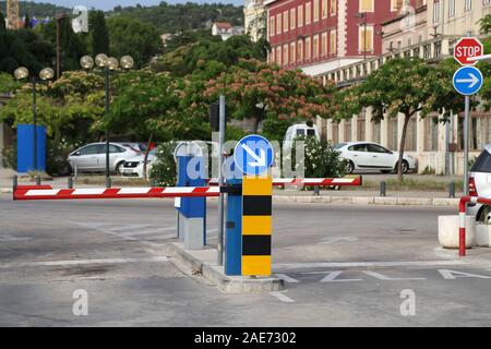 Gebührenpflichtiger Parkplatz mit Schranken am Eingang und am Ausgang Stockfoto