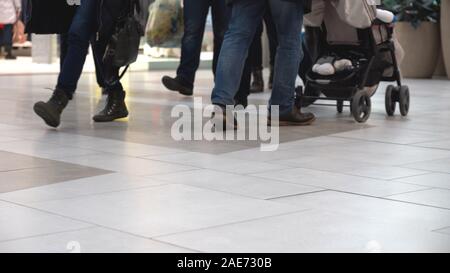 Die Bewegung der Menschen im Trading Floor. Menge Füß zu Fuß an einem Stock. Unscharfer Hintergrund Stockfoto