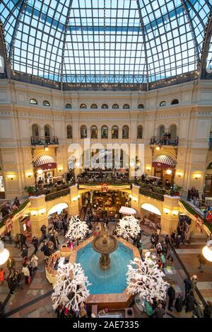 Im berühmten Gummi (State Department Store) Der große Store in der Kitai Gorod-Teil von Moskau Russland, auf dem Roten Platz. Es ist derzeit ein Einkaufszentrum. Stockfoto