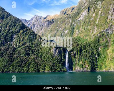 Stirling fällt, inmitten einer spektakulären Fjord Landschaft im Milford Sound, Fiordland National Park, Neuseeland. Stockfoto