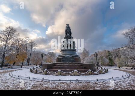 Sankt Petersburg, Russland. Das Denkmal für Katharina II. Vor dem Alexandrinski Theater oder das russische Staatstheater Puschkin am Wintertag. Stockfoto