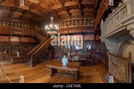 Interieur aus Holz der Bibliothek innerhalb der Eremitage von Kunst und Kultur im Winter Palace in St. Petersburg, Russland Stockfoto