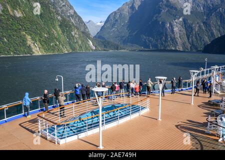 Princess Cruises Schiff 'Majestic Princess' navigiert malerischen Milford Sound im Fjordland National Park, Neuseeland. Bowen fällt gesehen werden kann. Stockfoto