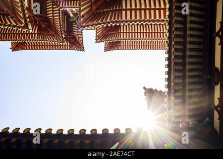 (Selektive Fokus) einen atemberaubenden Blick auf den Buddha Zahns Tempel von unten. Der Buddha Zahns Tempel ist ein buddhistischer Tempel in Singapur Stockfoto