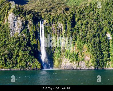 Stirling fällt, inmitten einer spektakulären Fjord Landschaft im Milford Sound, Fiordland National Park, Neuseeland. Stockfoto