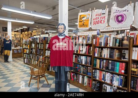 T-Shirts zum Verkauf an das Buch Revue, eine neue & gebrauchte Bücher Shop in Huntington, Long Island, New York. Stockfoto