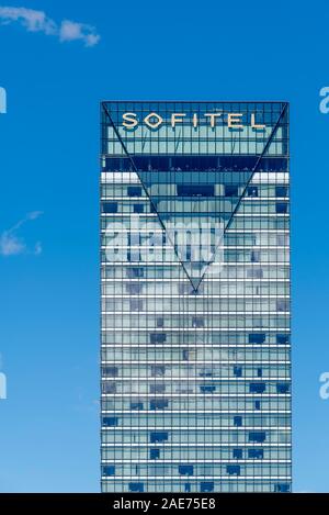 Das Logo und der obere Teil des Sofitel Hotel in Darling Harbour in Sydney, Australien auf einem sonnigen blauen Himmel Tag Stockfoto