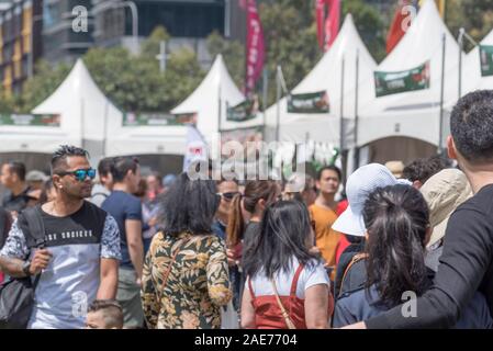 Leute, Shopping und Warteschlangen am Wochenende essen Marktstände an philippinische Pasko Festival in Sydney, Australien Stockfoto