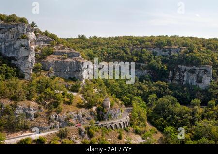 D32 Panoramastraße mit Blick auf den Alzou Canyon in der Nähe von Rocamadour, Causses du Quercy Regionalen Naturpark, Lot (46), Royal Region, Frankreich Stockfoto