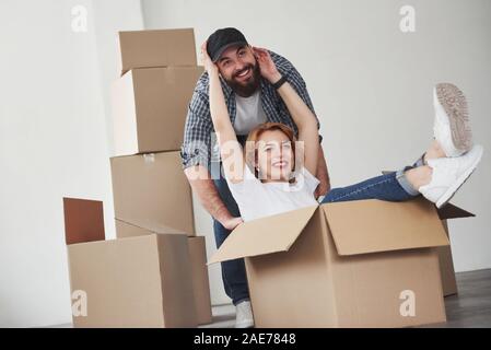 Berühren das Gesicht des Mannes. Glückliches Paar zusammen in Ihrem neuen Haus. Konzeption von verschieben Stockfoto