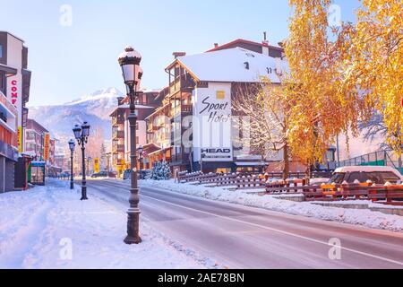 Bansko, Bulgarien - Dezember 5, 2019: Pirin Street View, Sport Hotel und Todorka Snow Mountain Peak in der bulgarischen Skigebiet Stockfoto